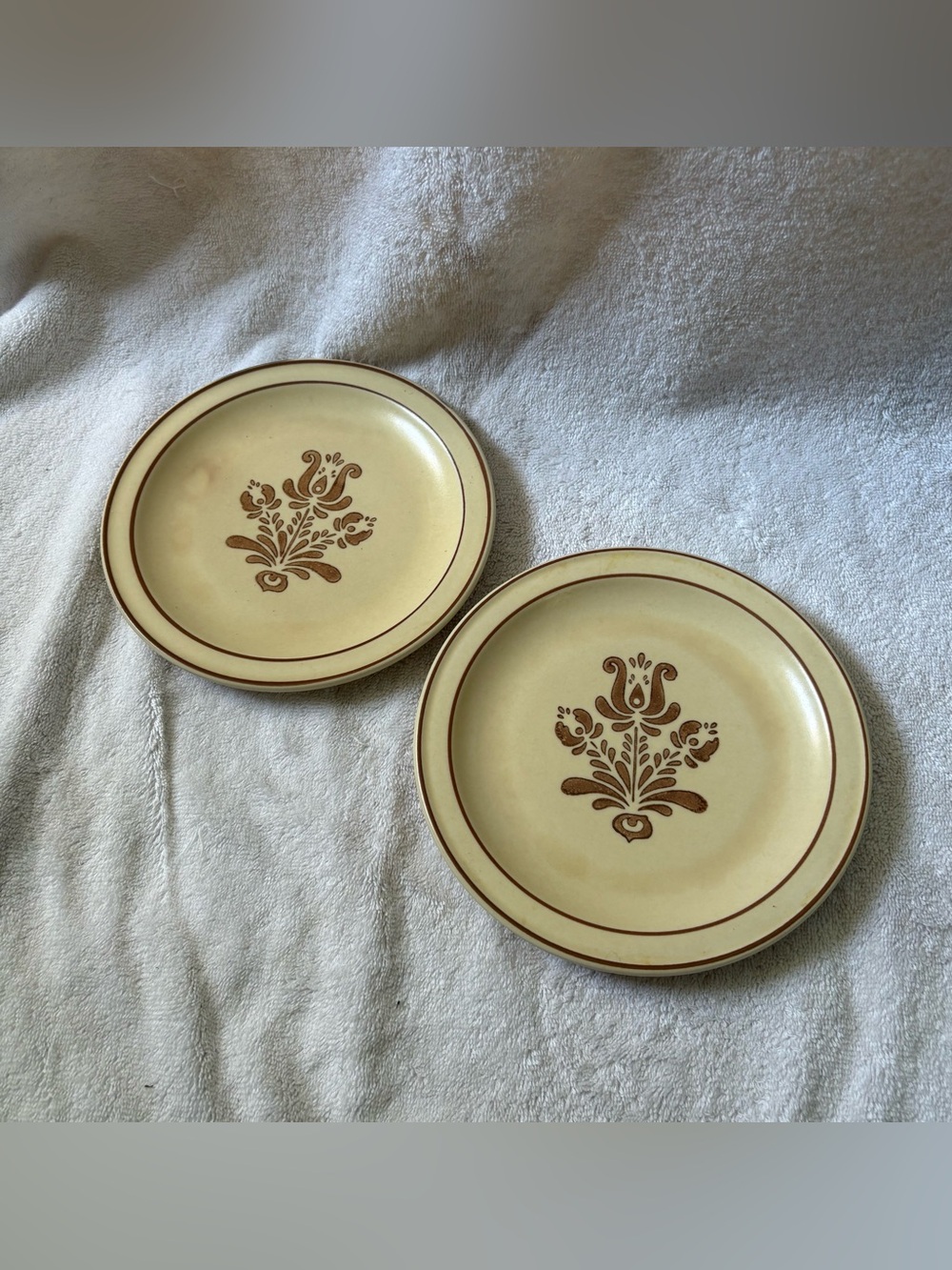 Pfaltzgraff Village Pattern Two Tan 7” Small Plates